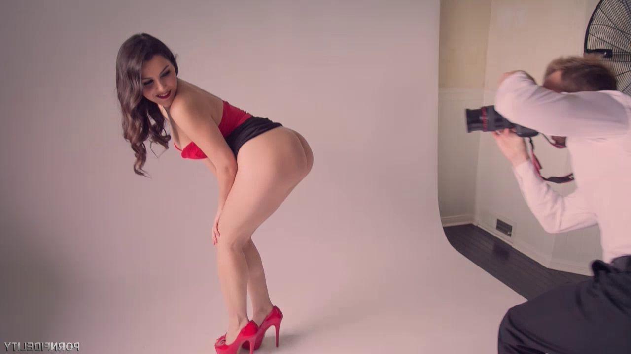 16P Valentina Nappi enjoys a Ryan treatment