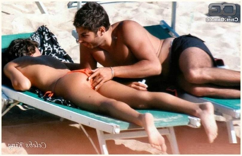 15P Italian Celeb Alessia Fabiani showing off her Ass