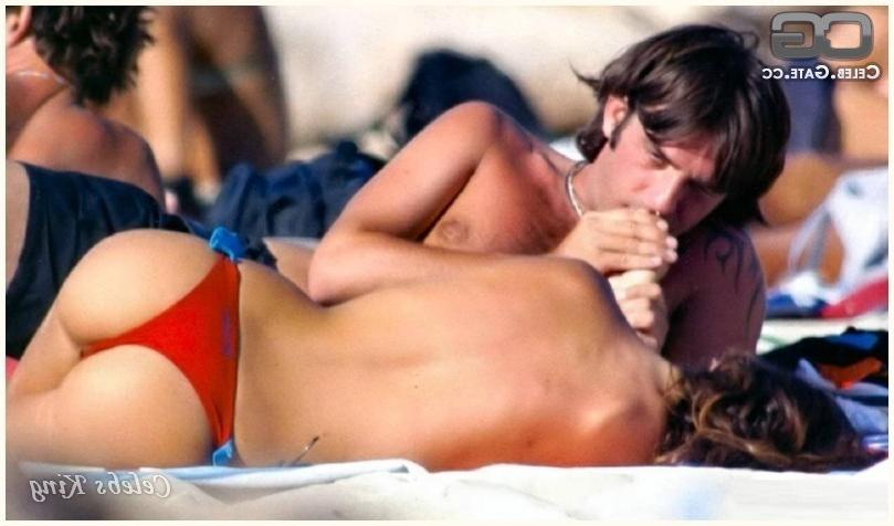 15P Italian Celeb Alessia Fabiani showing off her Ass