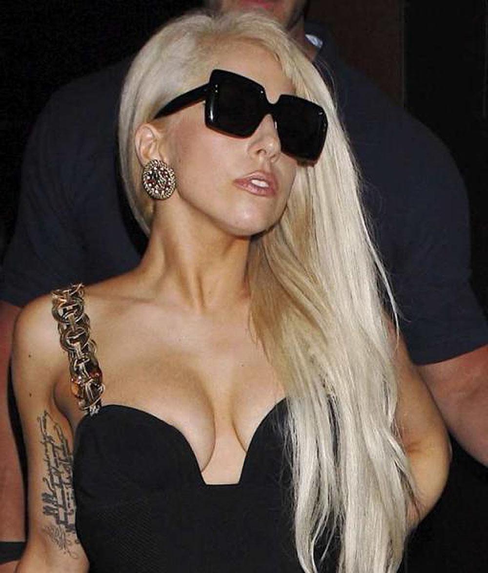 15P Lady Gaga showing magnificent ass in thongs