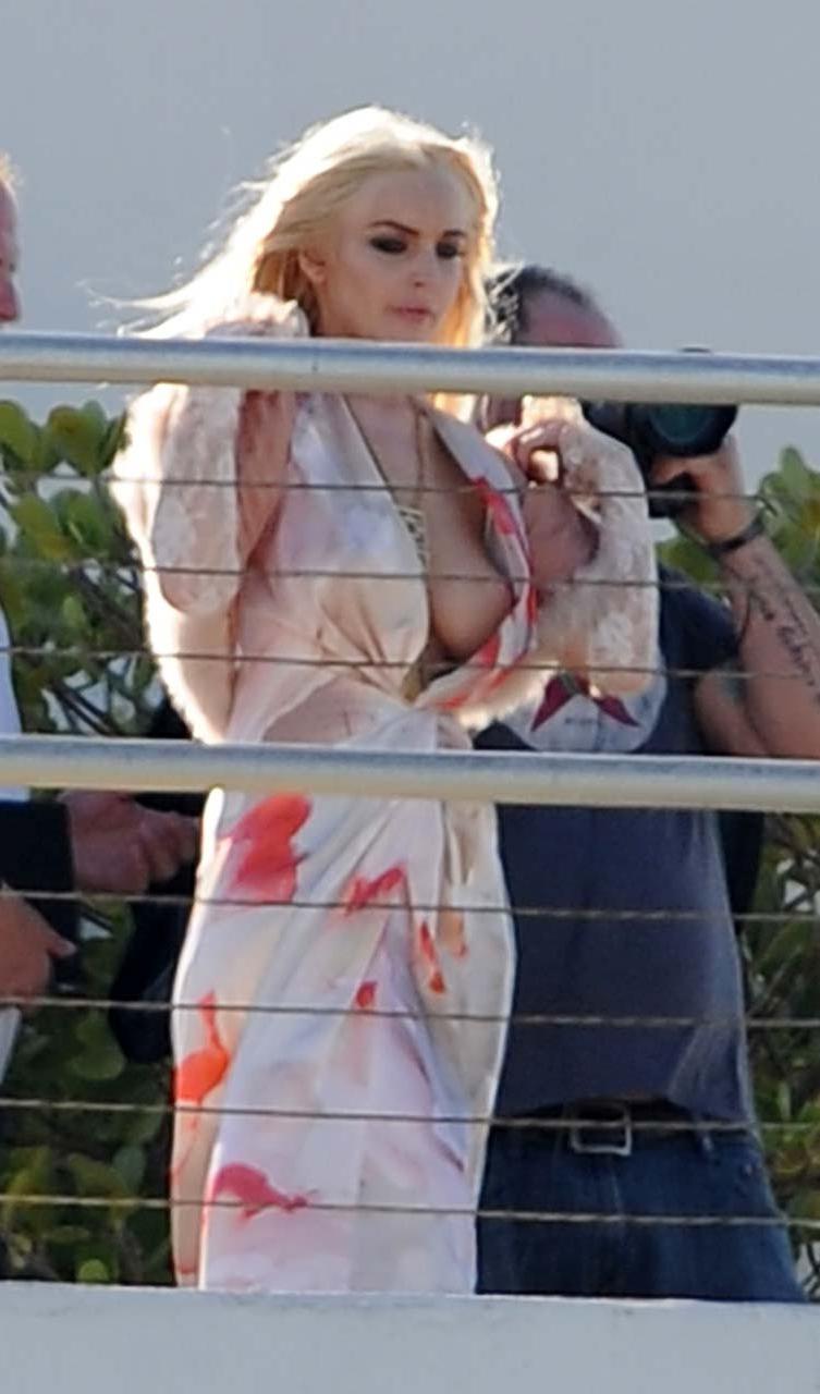 16P Lindsay Lohan very sexy and hot boob slip and upskirt paparazzi photos