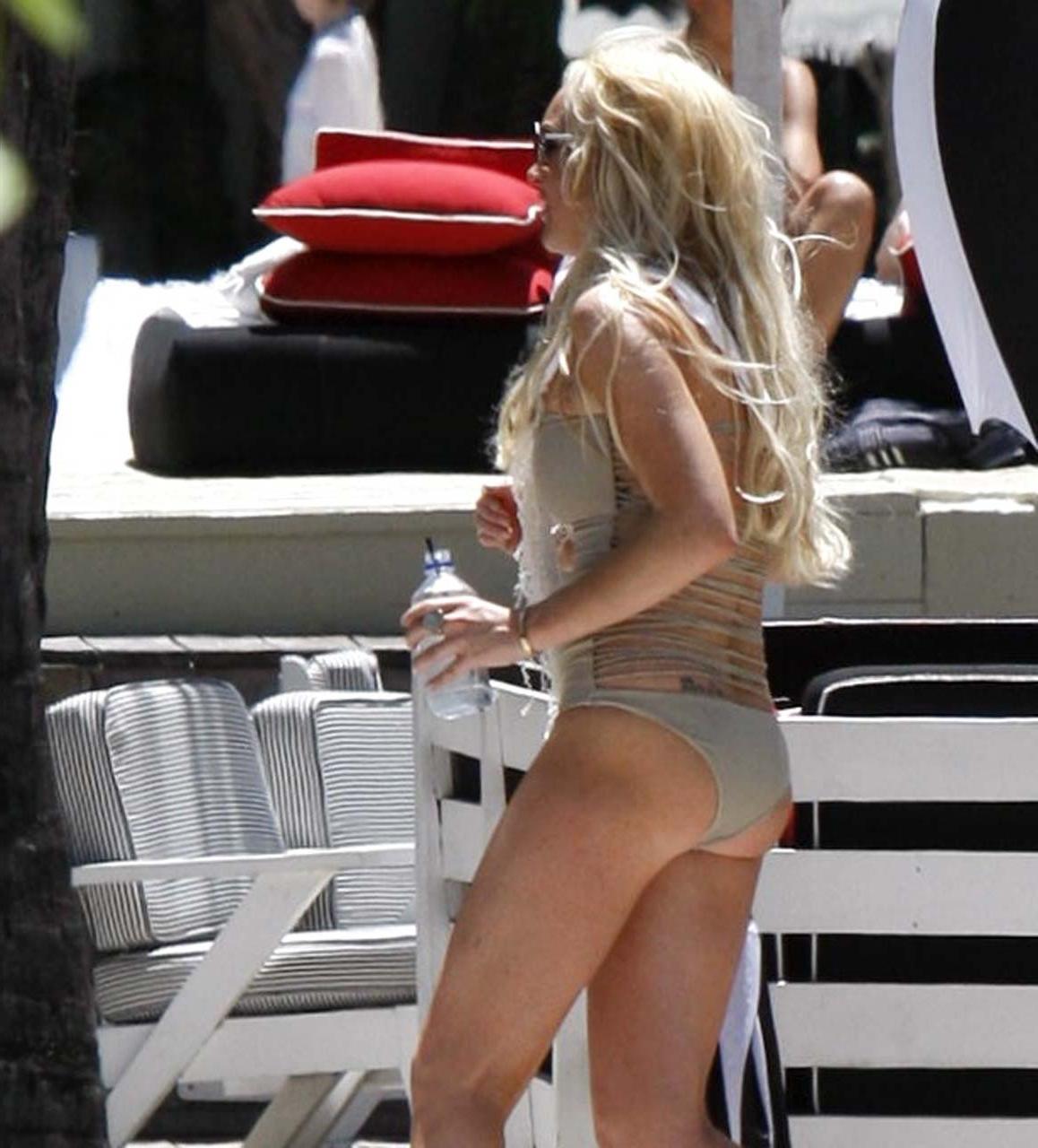 16P Lindsay Lohan very sexy and hot boob slip and upskirt paparazzi photos