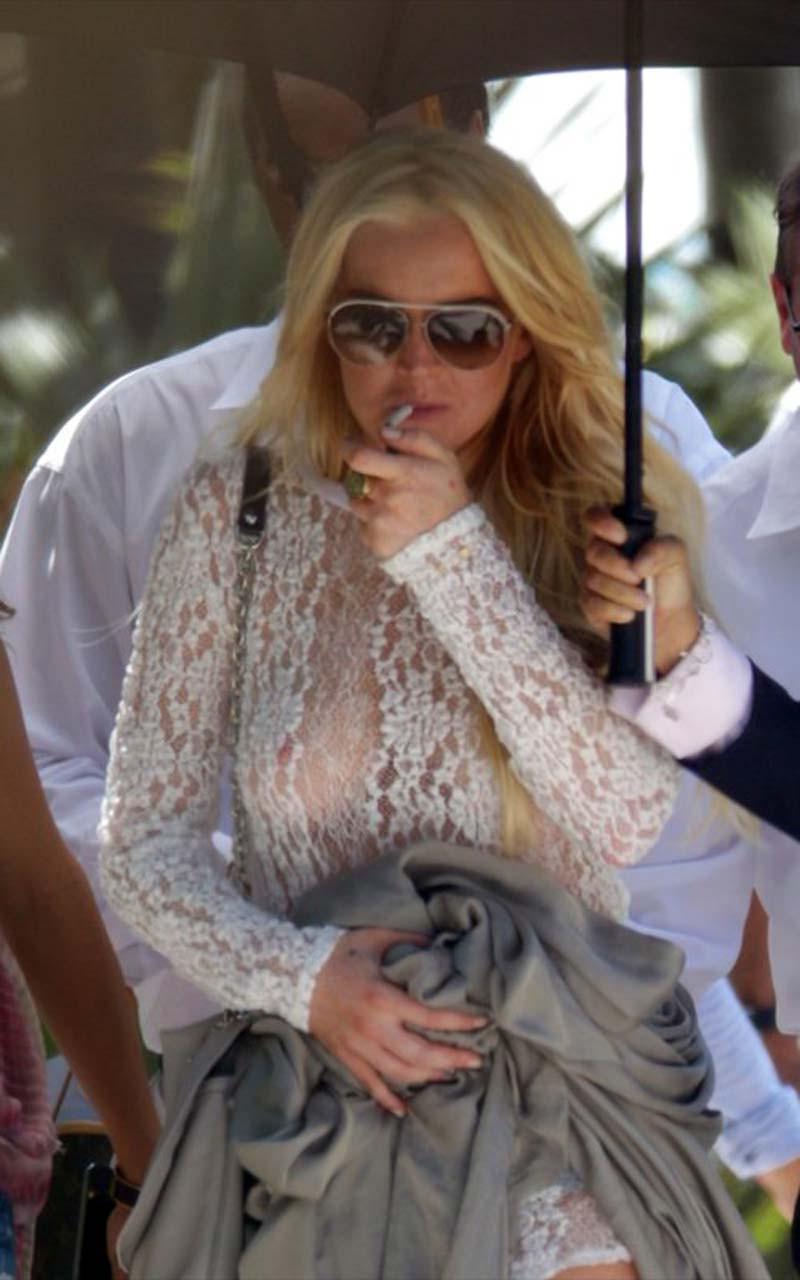 16P Lindsay Lohan very sexy and hot boob slip and upskirt paparazzi photos
