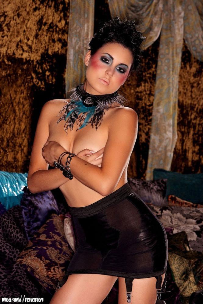 15P Bailey Devonish shows her hot body