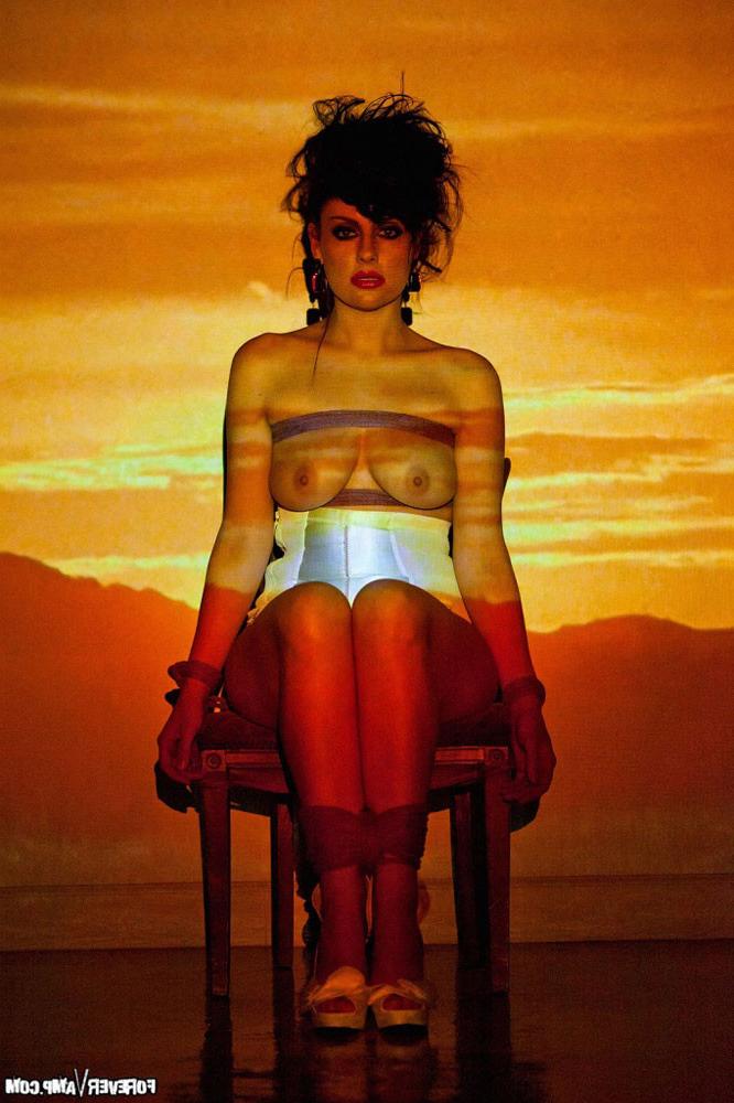 15P Sovereign Syre posing naked on a shooting set
