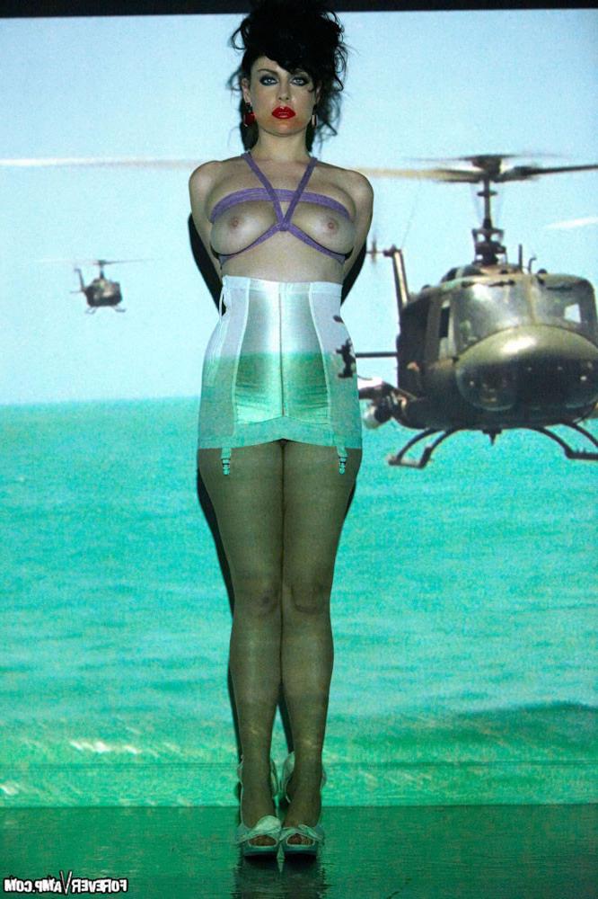 15P Sovereign Syre posing naked on a shooting set