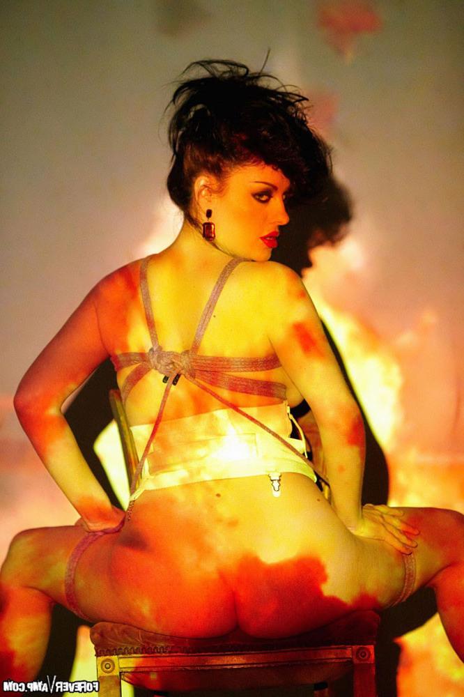 15P Sovereign Syre posing naked on a shooting set