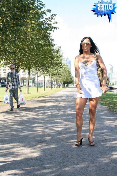 16P Sexy strip dancer shows her skills in the street