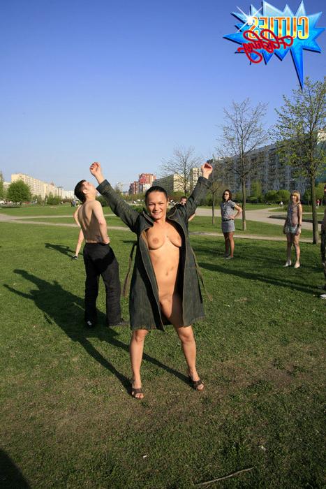 16P Exhibitionist plays volleyball with her friends