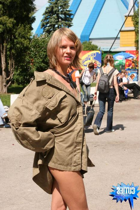 16P Stunning teenage exhibitionist goes to the rides
