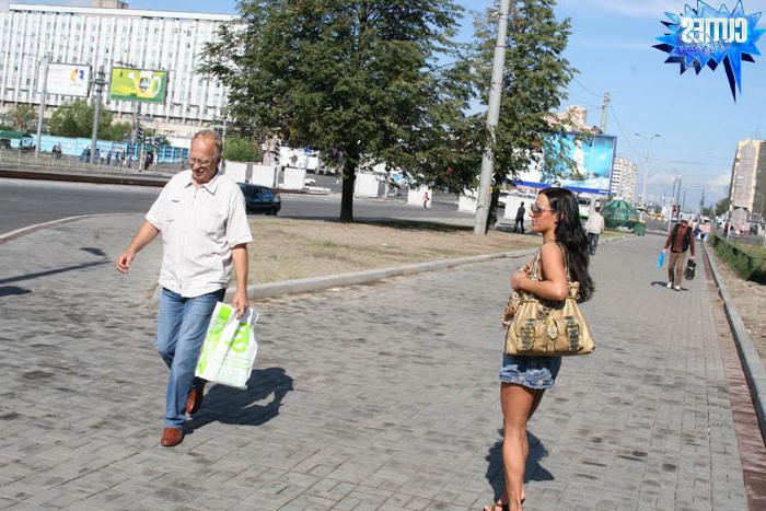 16P Hot exhibitionist chick in her downtown adventure