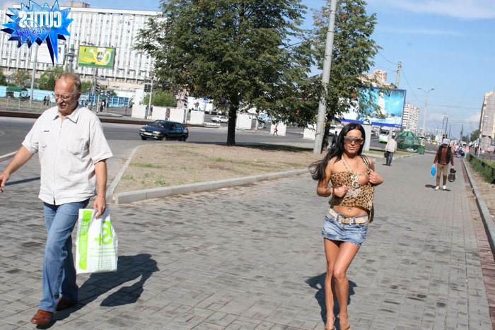 16P Hot exhibitionist chick in her downtown adventure