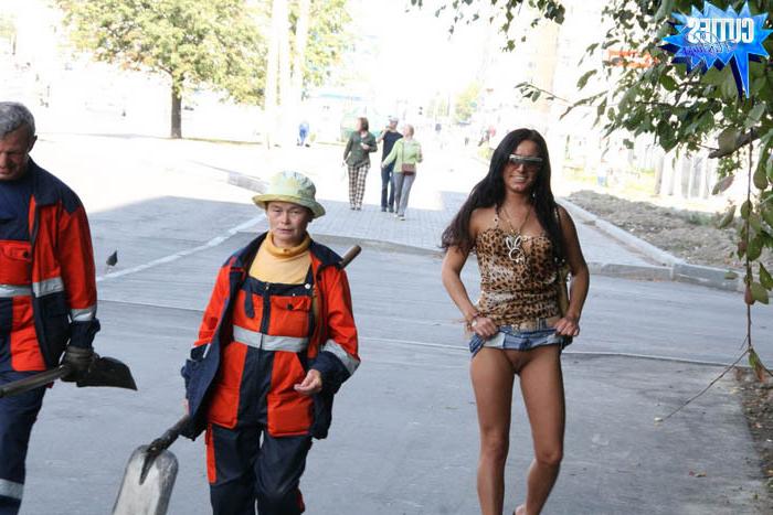 16P Hot exhibitionist chick in her downtown adventure