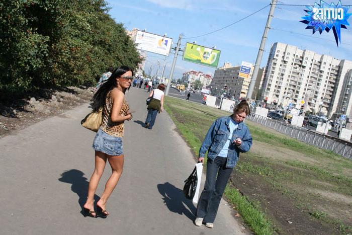 16P Hot exhibitionist chick in her downtown adventure