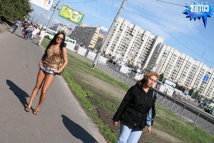 16P Hot exhibitionist chick in her downtown adventure