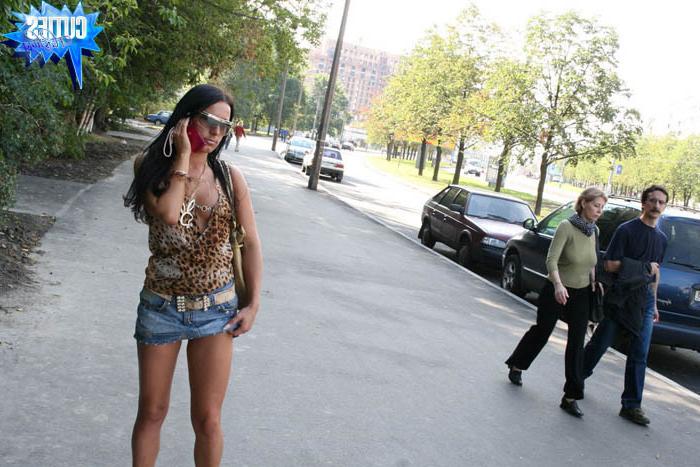 16P Hot exhibitionist chick in her downtown adventure