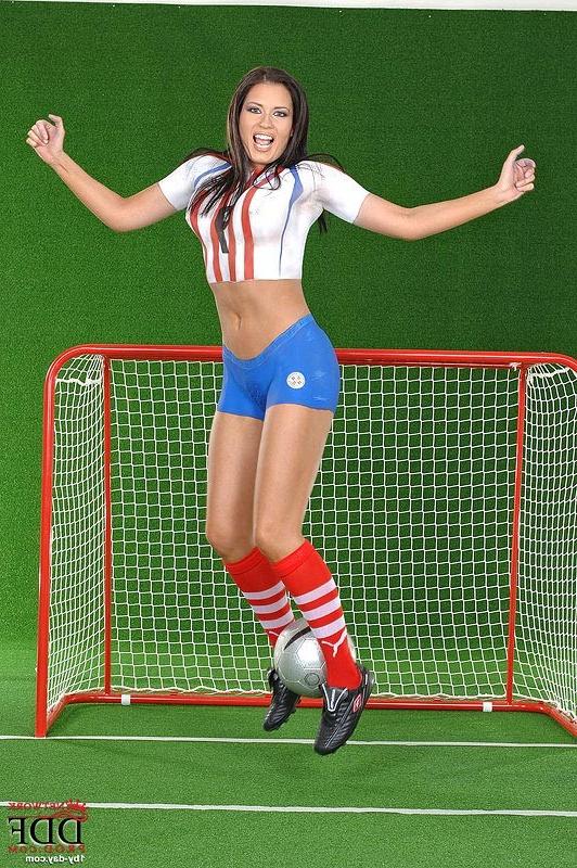 16P Busty brunette Veronica Da Souza soccer fan