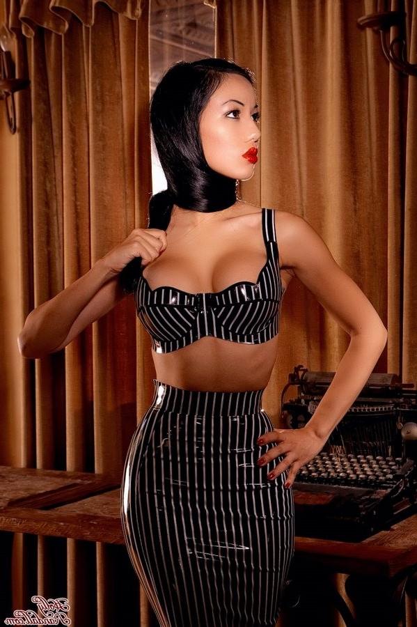 15P Jade Vixen on high heels wears sexy latex dress