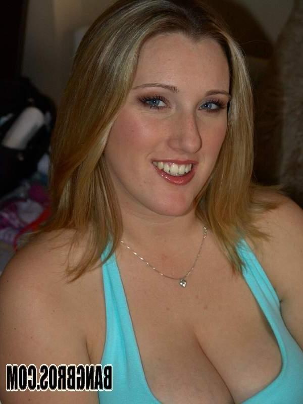 15P Blondes, saugfähiges Mädchen wackelt mit ihrem Arsch und schluckt eine Ladung