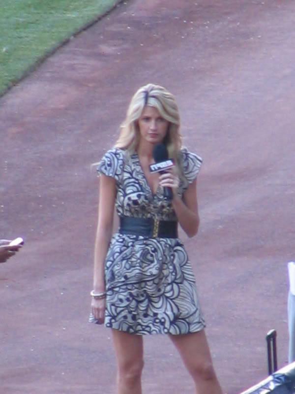 15P Sexy Erin Andrews celeb sports reporter perky ass