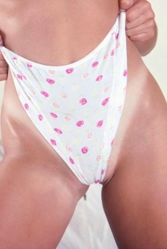16P Tanned sexy babe spreading ass and shaved pussy