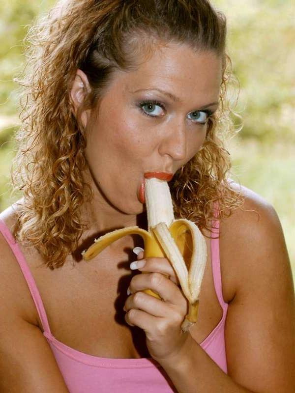 16P Single babe banana insertions sex in her pussy
