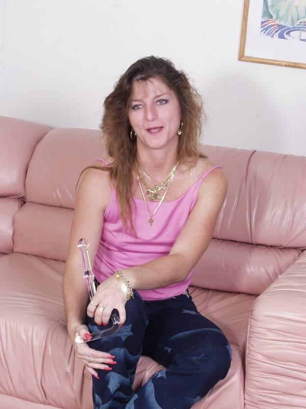 16P Mature babe dildoing her pussy with odd object
