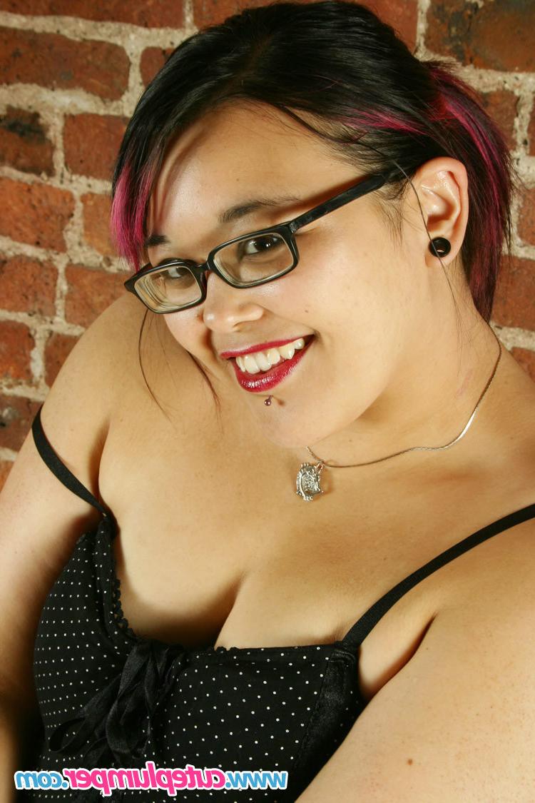 16P Ethnic plumper secretary shows off her round soft ass