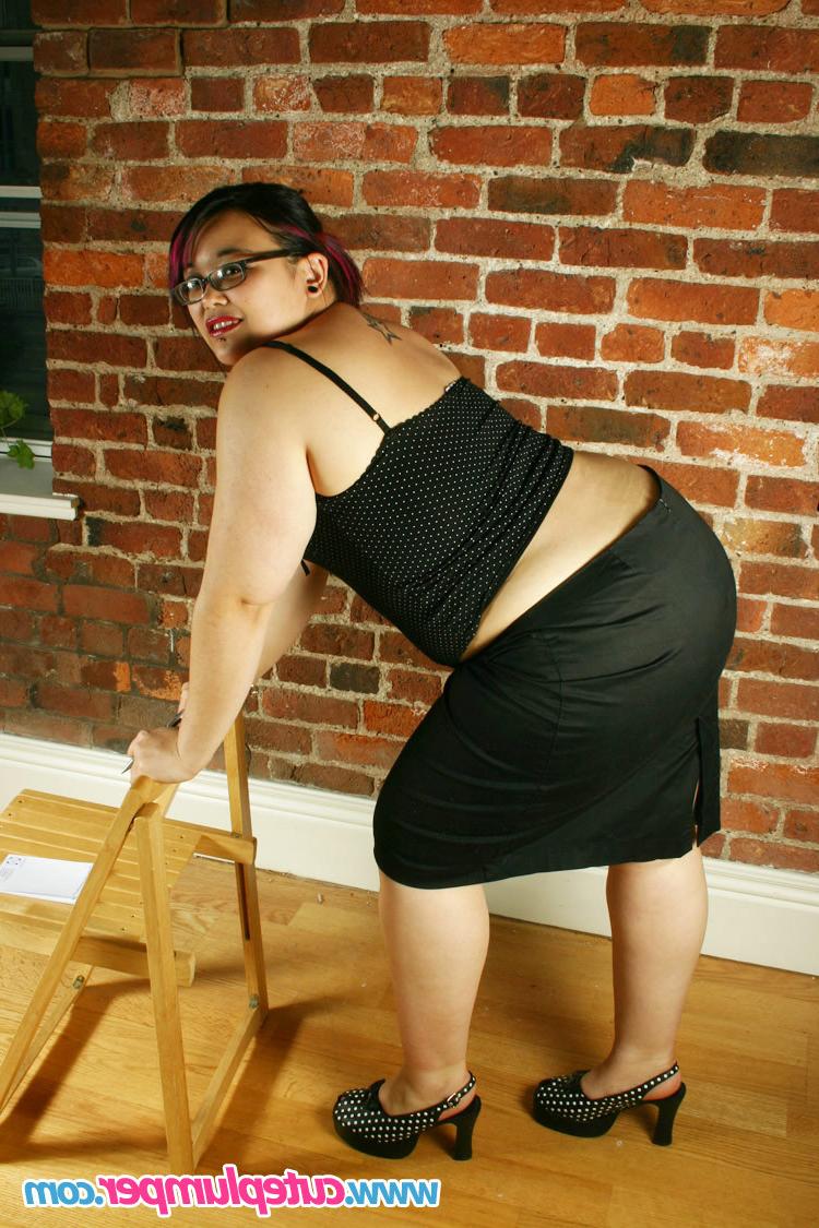 16P Ethnic plumper secretary shows off her round soft ass