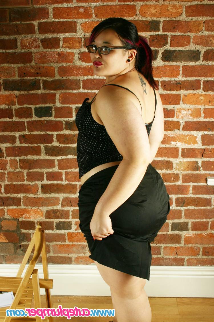16P Ethnic plumper secretary shows off her round soft ass