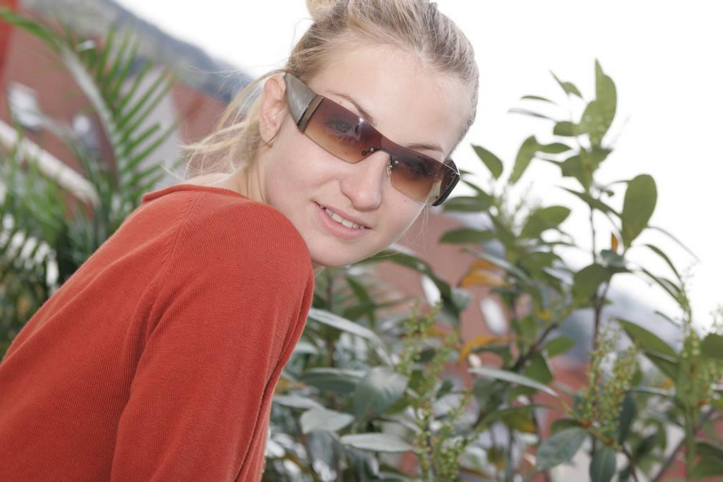 18P Babe in sunglasses shows hard nipples and spreads