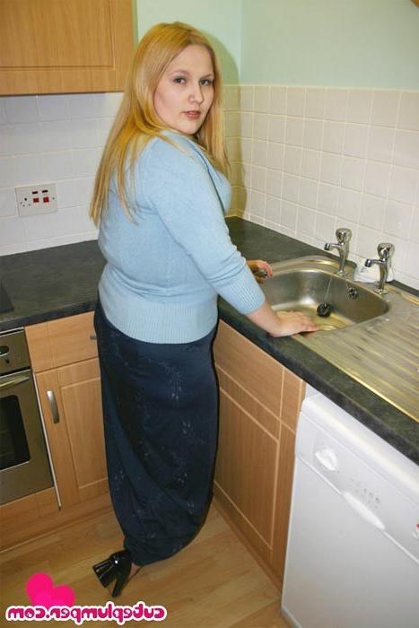 17P Blonde Plumper Washing The Dishes