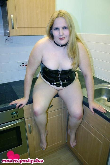 17P Blonde Plumper Washing The Dishes