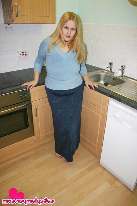 17P Blonde Plumper Washing The Dishes