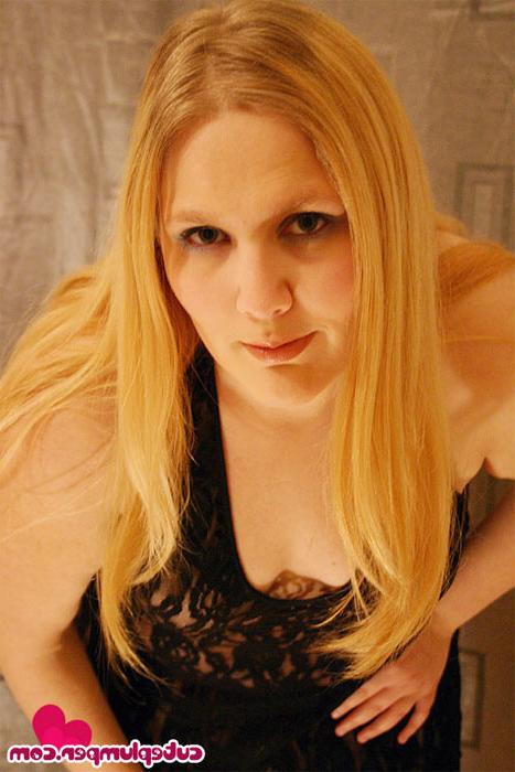 17P Sexy Plumper Playing With Her Tits