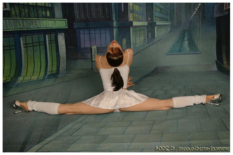 12P Dancer spreads in panties