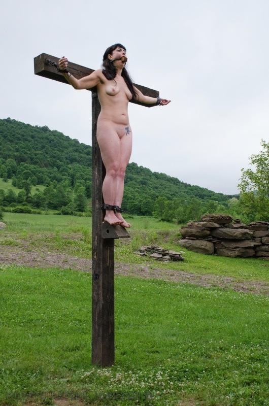 15P Siouxsie Q bound to a cross with a fire untill it gets dark
