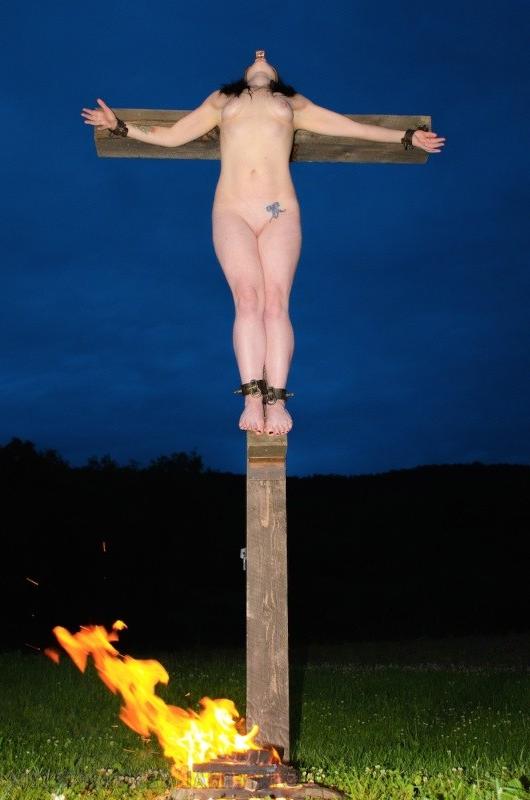 15P Siouxsie Q bound to a cross with a fire untill it gets dark