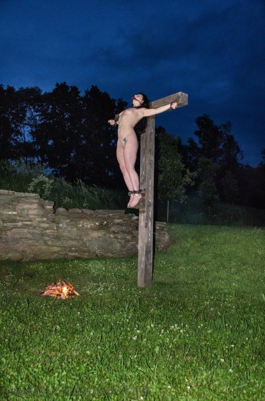 15P Siouxsie Q bound to a cross with a fire untill it gets dark