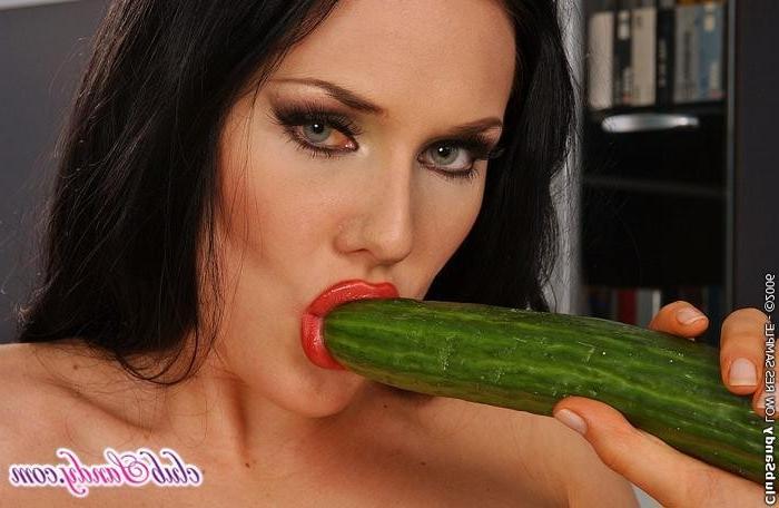 12P Black haired chick fucking her pussy with cucumber
