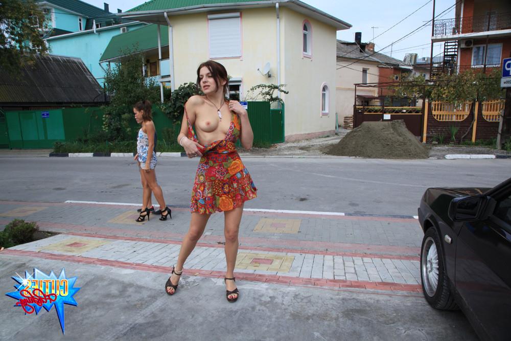 16P Sexy exhibitionist got busted naked by passersby