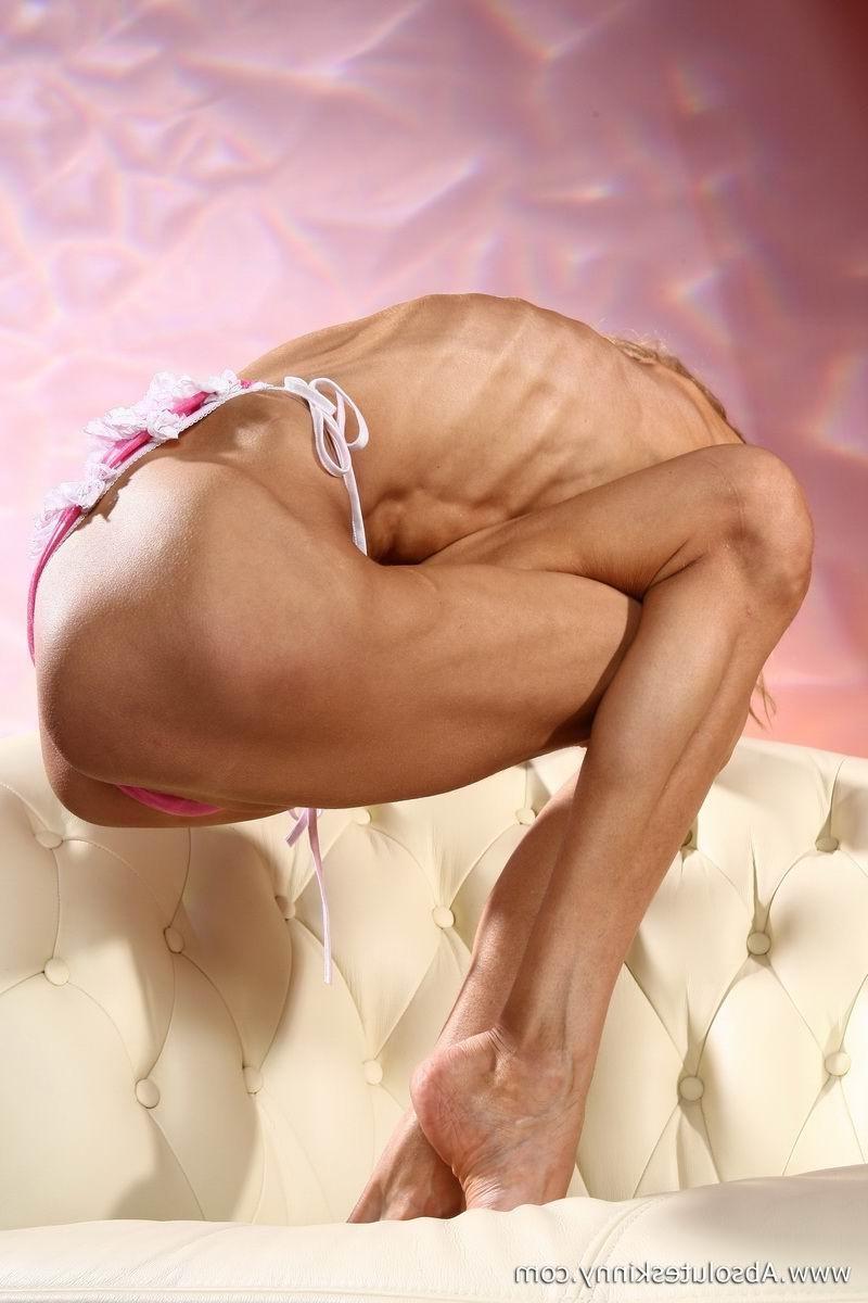 15P magersüchtige Ballerina Inna auf einer weißen Couch
