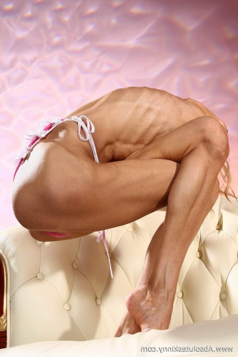 15P magersüchtige Ballerina Inna auf einer weißen Couch