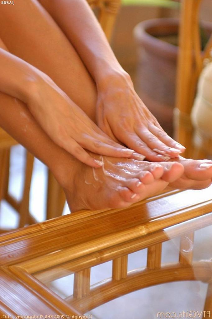 15P Jamie Lynn rubs her sexy feet and pussy with lotion