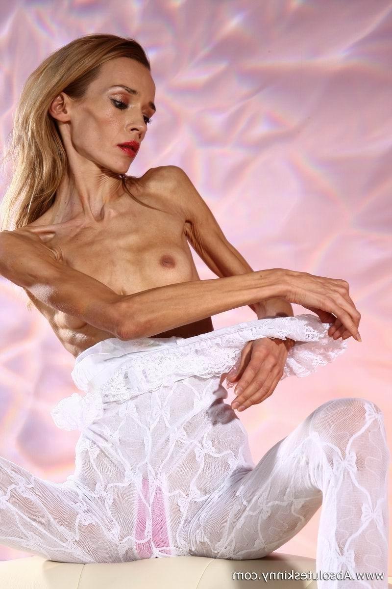 15P Magersüchtige Ballerina Inna auf einer weißen Couch