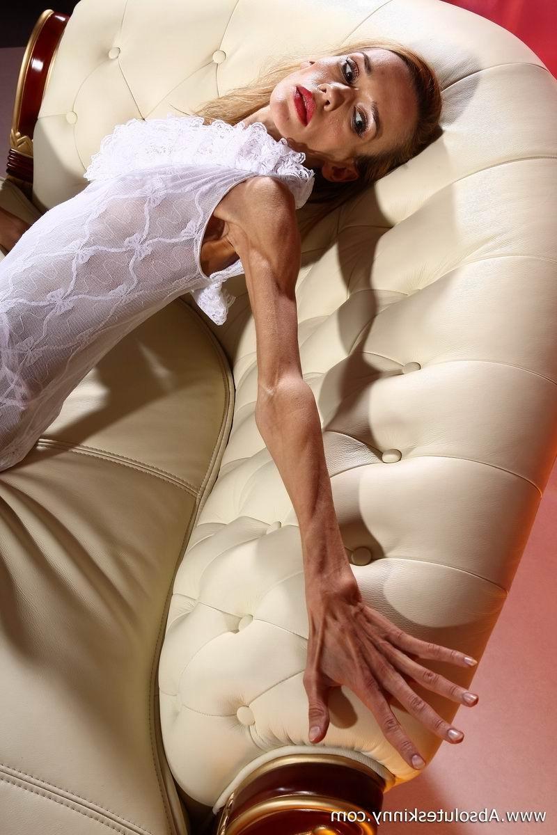 15P Magersüchtige Ballerina Inna auf einer weißen Couch
