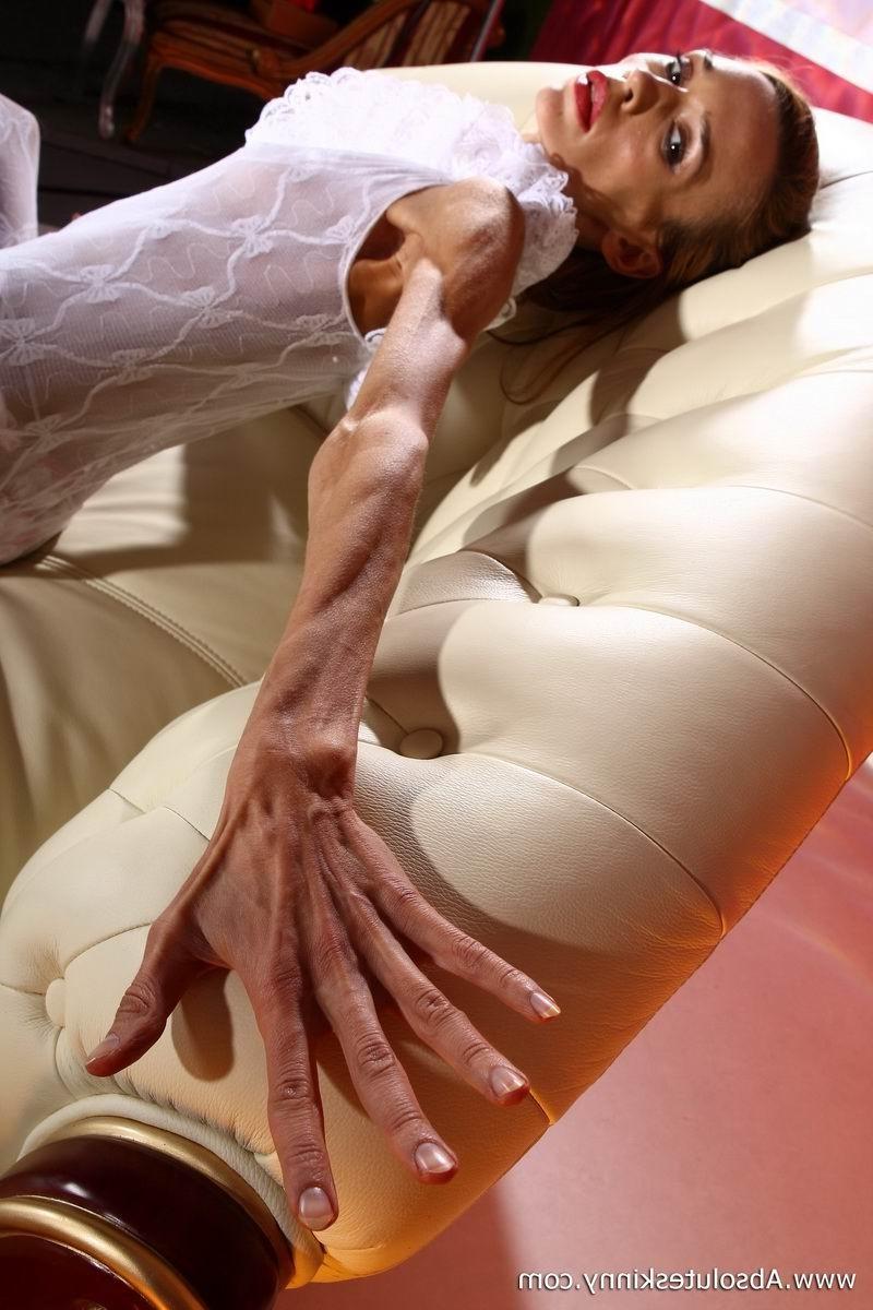 15P Magersüchtige Ballerina Inna auf einer weißen Couch
