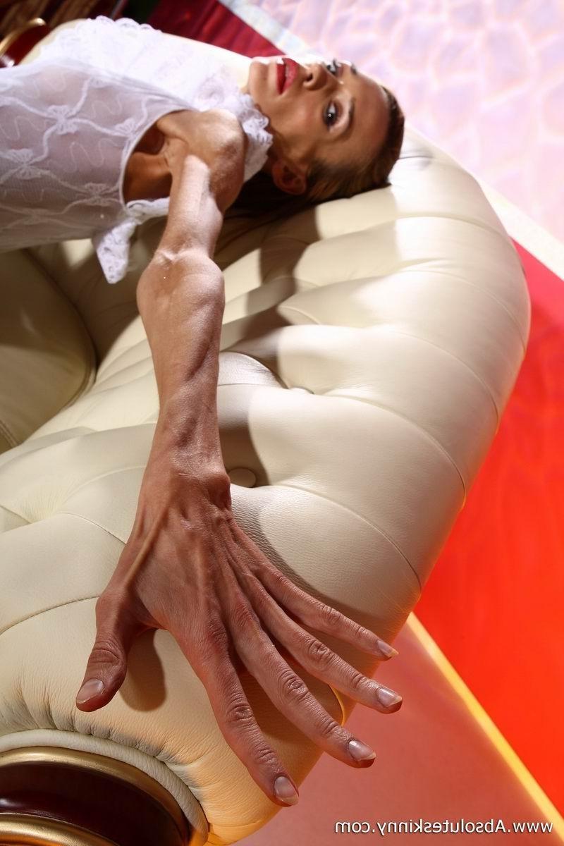 15P Magersüchtige Ballerina Inna auf einer weißen Couch