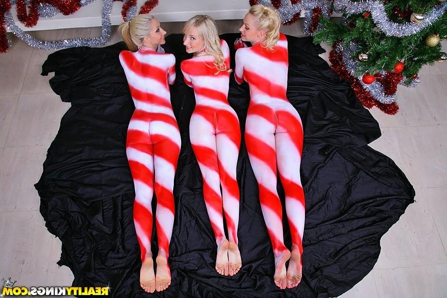 16P Christmas lesbian threesome sex pictures