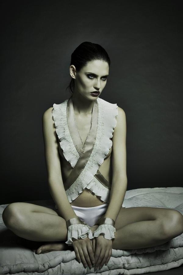 15P Italian Model Bianca Balti showing off her perfect Body